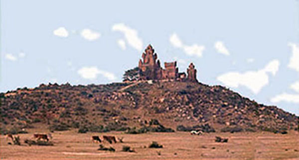 ><br>
      <strong>17. Phan Rang Air Base: </strong>Road back to base. Pagoda Temple on hill. Photo by Gary Phillips. c1966.</div></td>
  </tr>
  <tr>
    <td bgcolor=